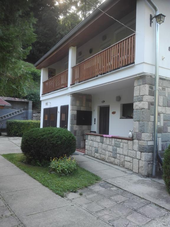 Pereszlenyi Vendeghaz Hotel Visegrad Exterior photo
